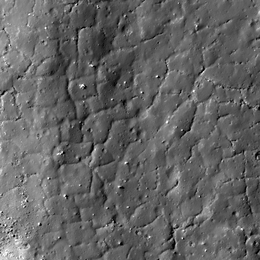 Polygonal fractures on Tycho ejecta deposits